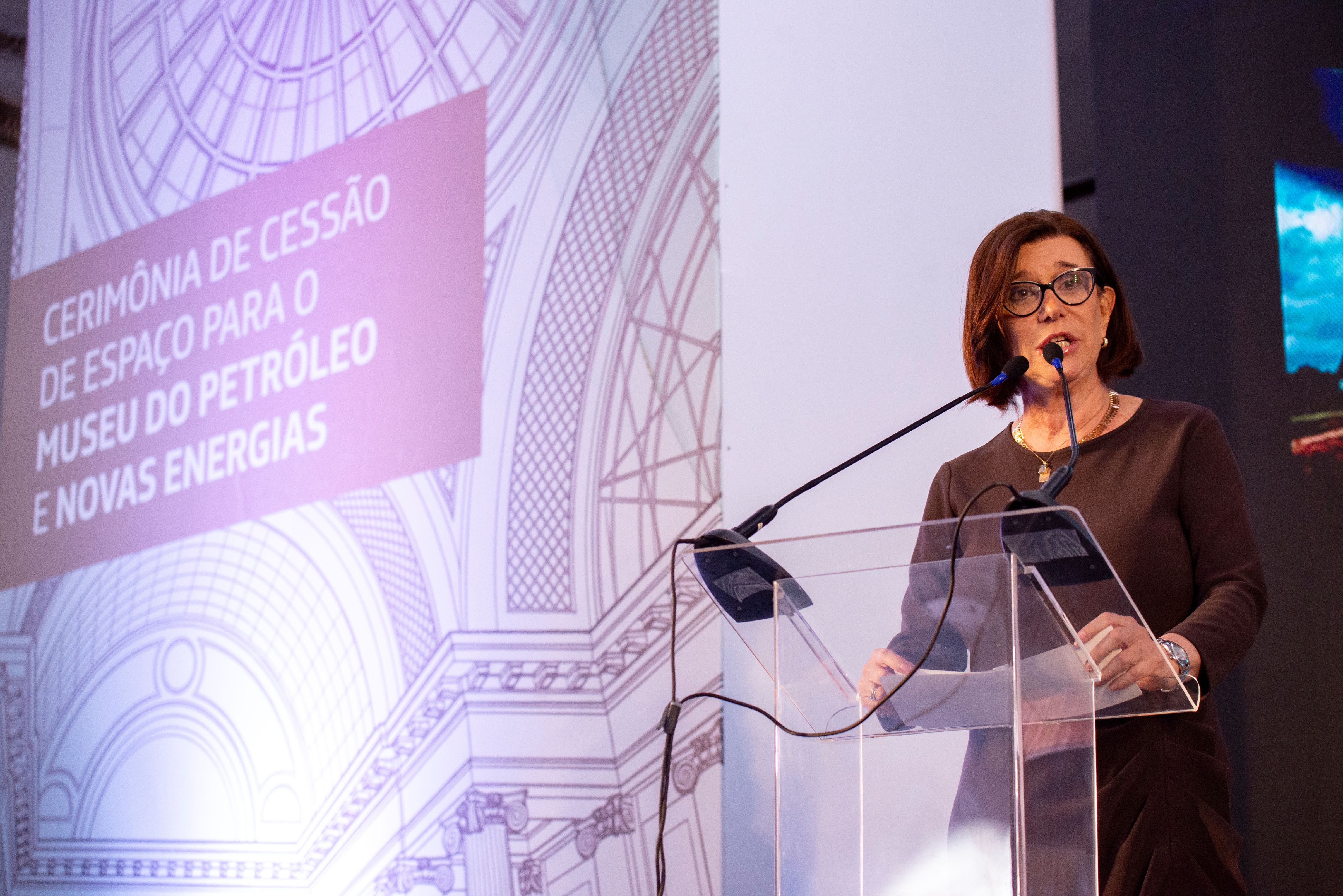 A presidente da Petrobras, Magda Chambriard, no evento de assinatura do acordo de cessão do antigo prédio do Automóvel Club do Brasil, para a criação do Museu do Petróleo e Novas Energias